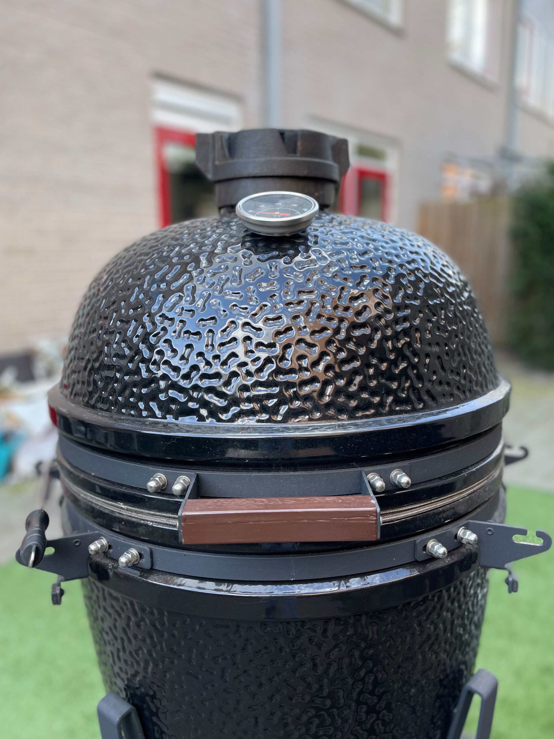 bastard BBQ waar de kip op ligt te roken.