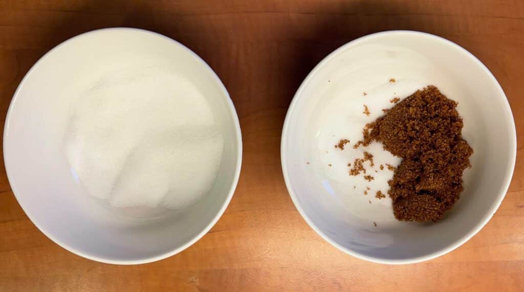 foto met de droge ingrediënten voor de twee soorten pekel.
