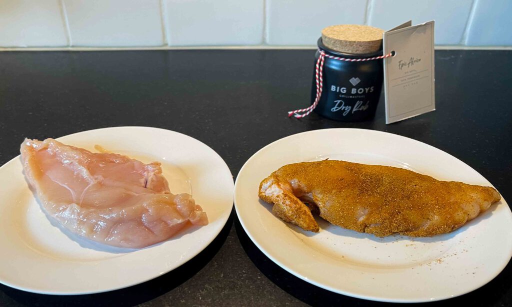 twee kipfilets om te roken zonder pekel, een met kruiden en eentje zonder. zie jij het verschil?