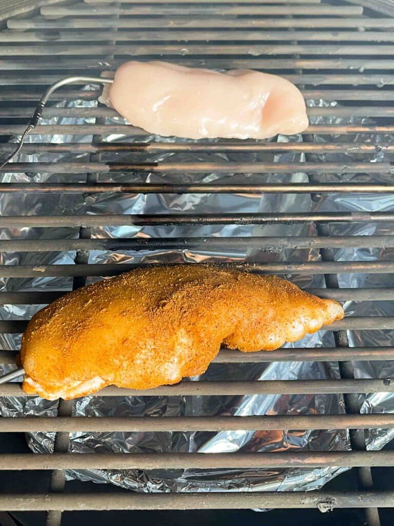 twee kipfilets lekker in de rook om te garen. allebei zonder pekel, één naturel en eentje gekruid.