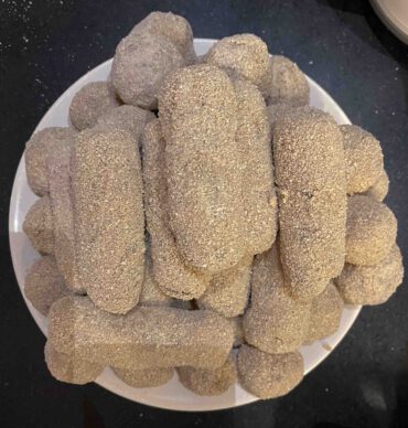 bord vol met zelfgemaakte kroketten en bitterballen.