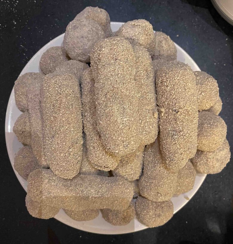 bord vol met zelfgemaakte kroketten en bitterballen.