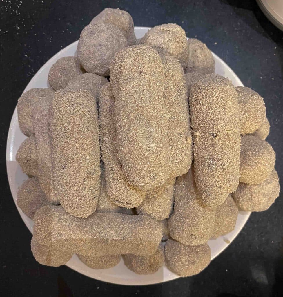 bord vol met zelfgemaakte kroketten en bitterballen.