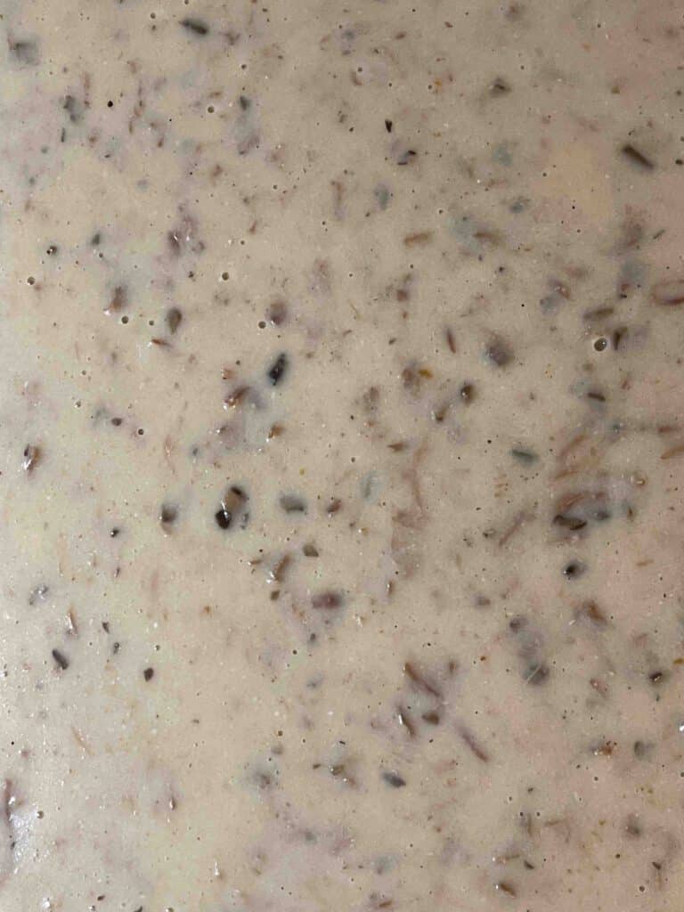 close up van een ragout met riblap en kastanje champignons