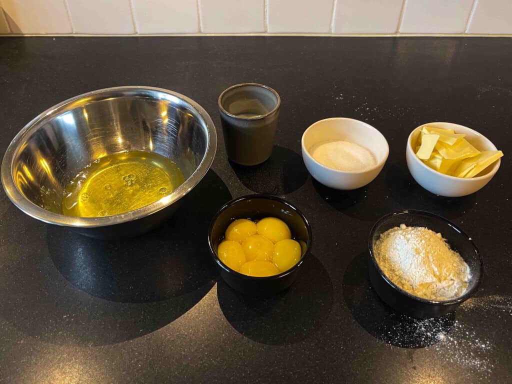 Ingredienten gebruikt voor deze castella cake.