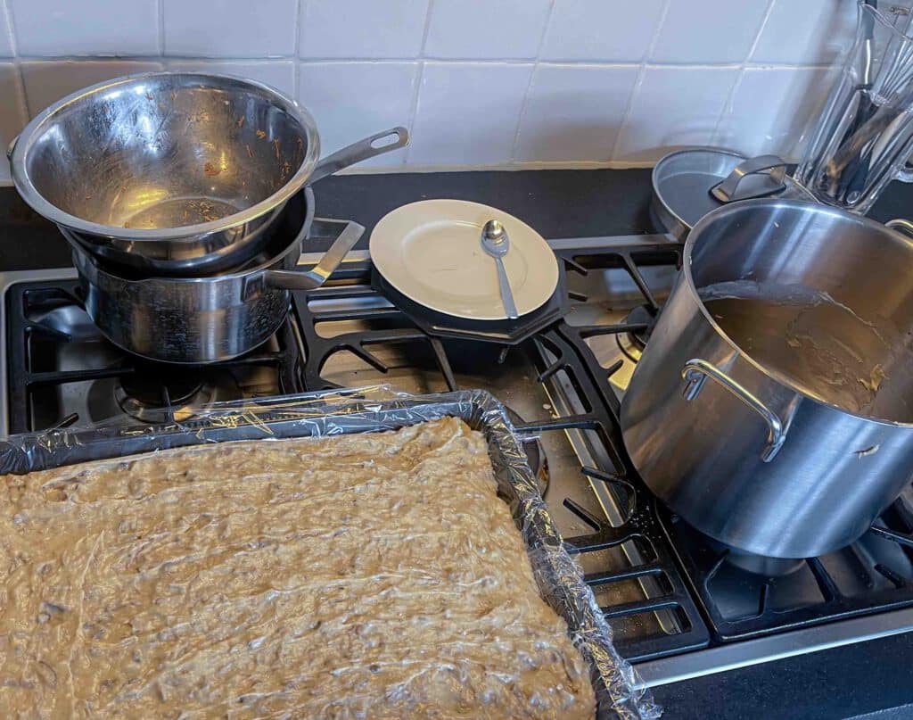 gasfornuis vol gebruikte spullen voor het maken van ragout voor kroketten.
