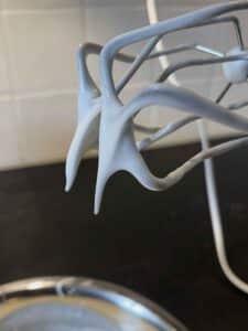 Licht stijve eiwitpieken voor het maken van castella cake 2