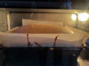 hoge luchtige castella cake in de oven.