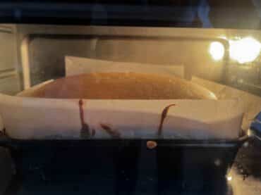 hoge luchtige castella cake in de oven.