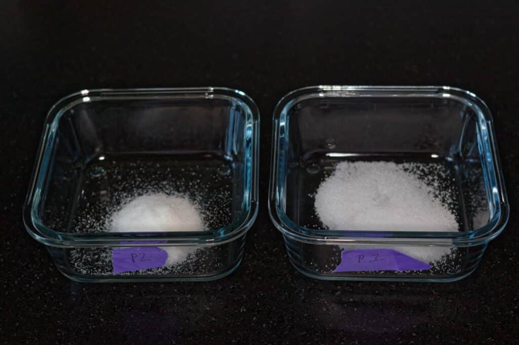 twee bakjes met zout