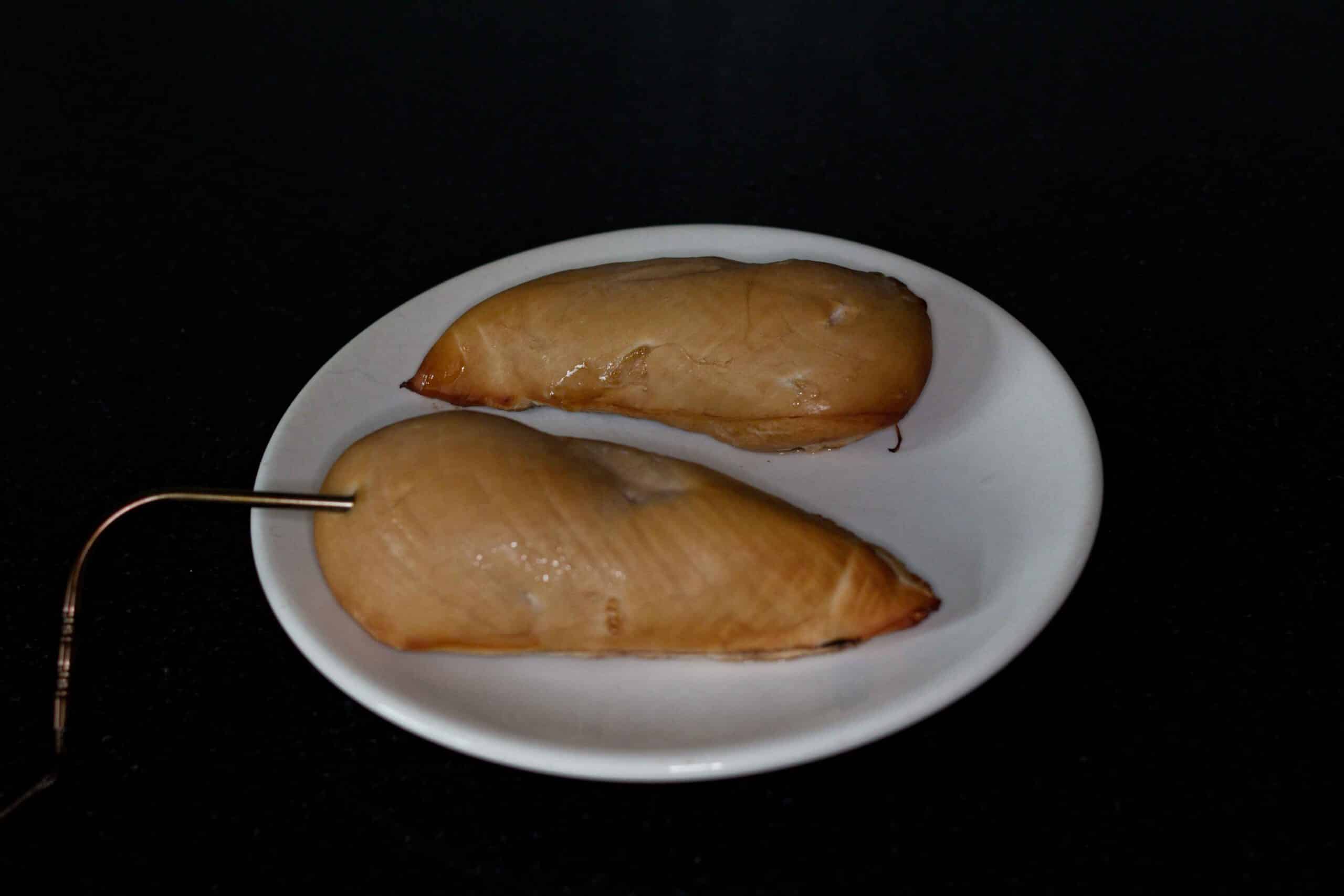 gerookte kipfilet, twee soorten zout maar geen verschil zichtbaar.